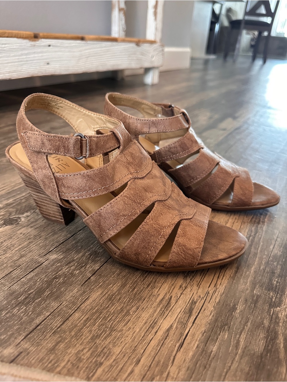Women's Brown Suede Strappy Block Heel Sandals Naturalizer size 9